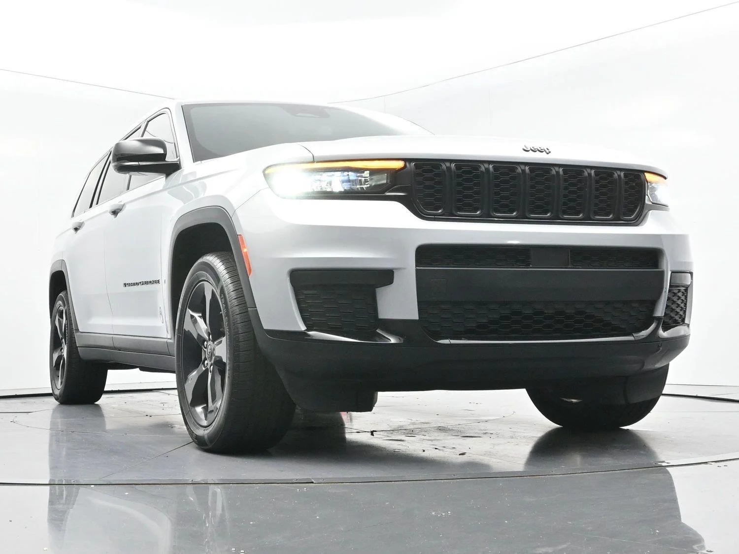 Used 2021 Silver Jeep Altitude image 41