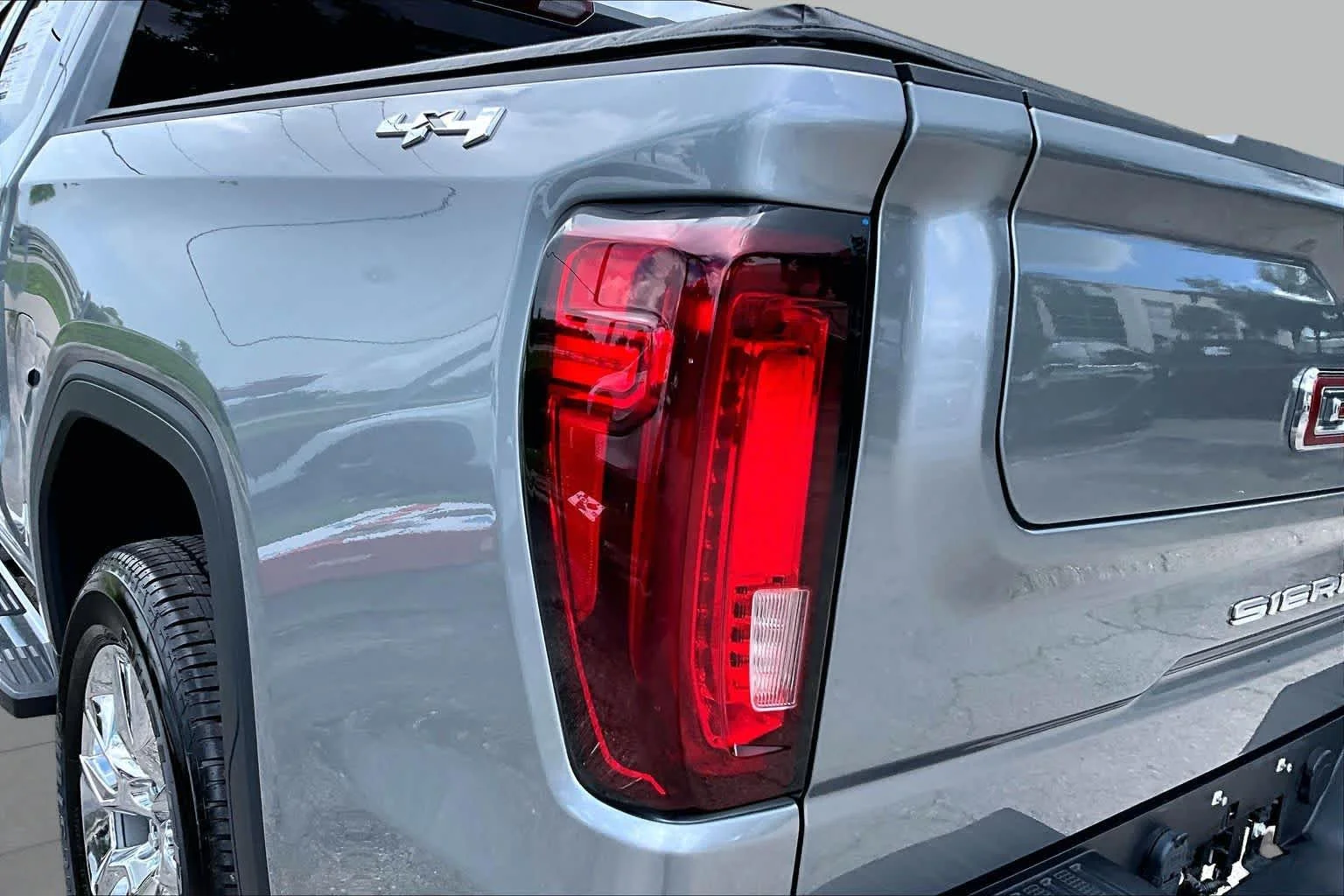 Used 2023 Sterling Metallic GMC SLT image 29