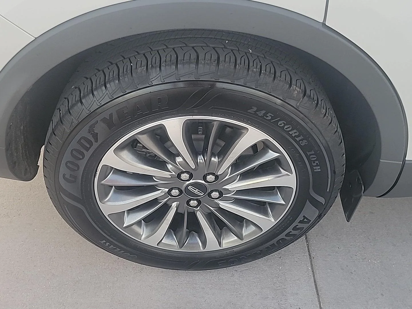 Used 2021 Ceramic Pearl Lincoln Standard image 25