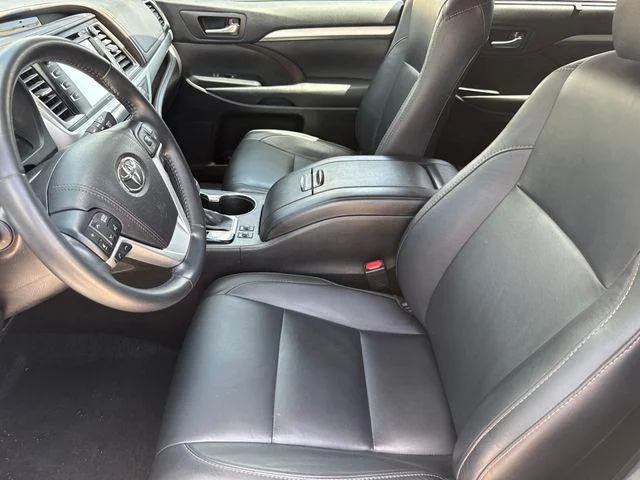 Certified Used 2018 BLIZZARD PEARL Toyota XLE image 13