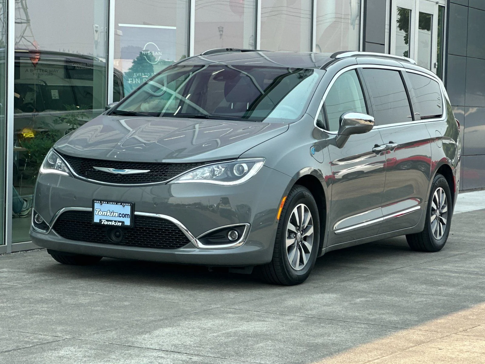 Used 2020 Ceramic Gray Clearcoat Chrysler Limited image 7