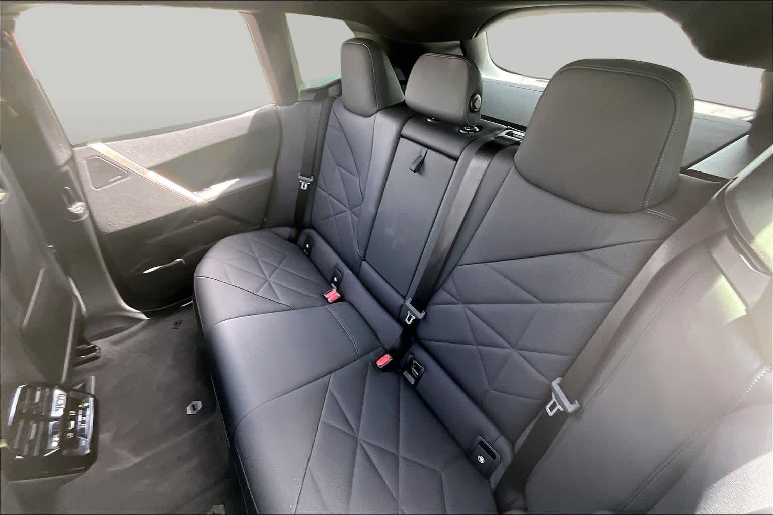 Used 2024 Dark Graphite Metallic BMW xDrive50 image 19