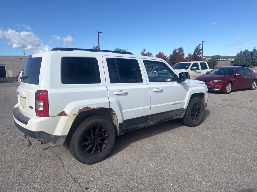 Used 2015 Bright White Clearcoat Jeep Sport image 16