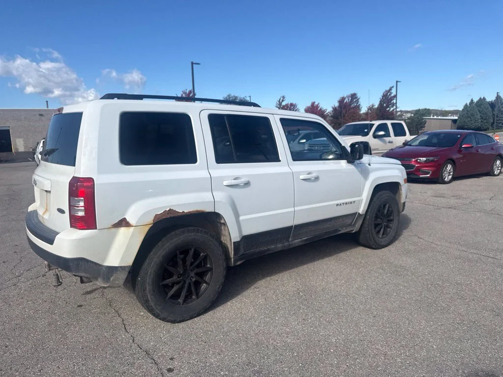 Used 2015 Bright White Clearcoat Jeep Sport image 16