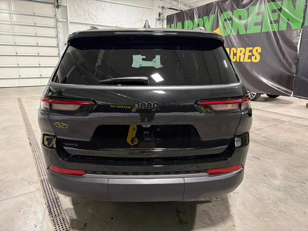 New 2026 Diamond Black Crystal Pearl-Coat Exterior Paint Jeep Laredo Altitude image 7
