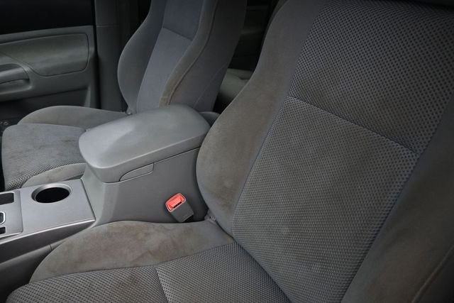 Used 2008 White Toyota Base image 17