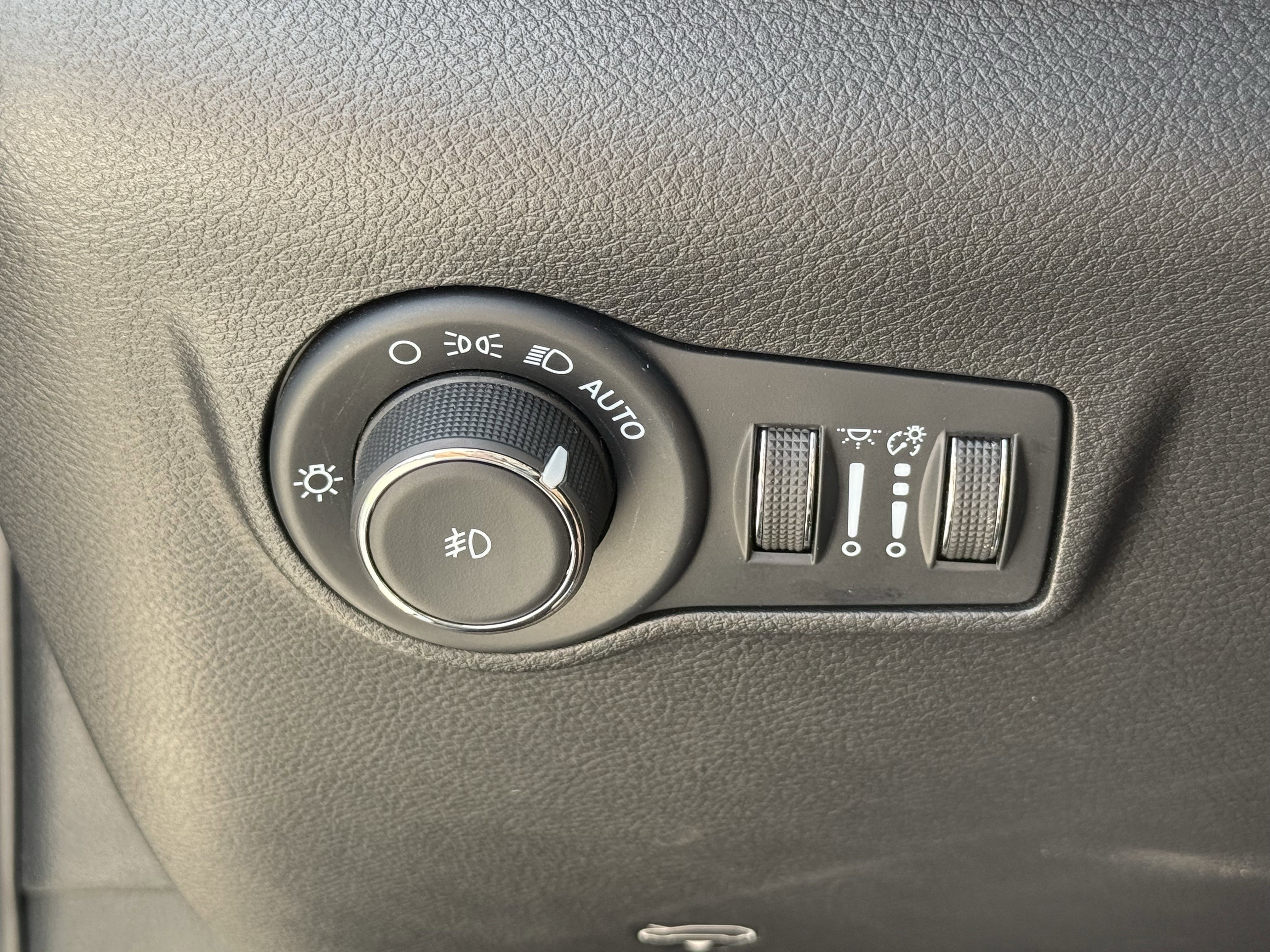 Used 2025 Silver Zynith Metallic Clearcoat Jeep  image 24