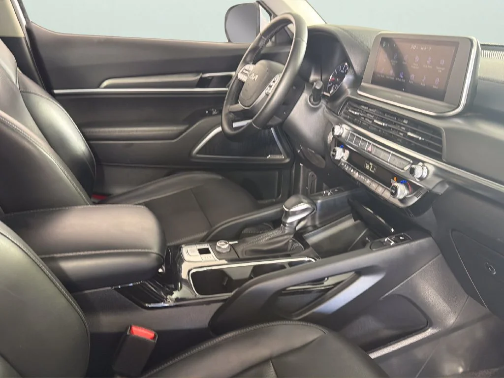 Used 2022 White Kia S image 39