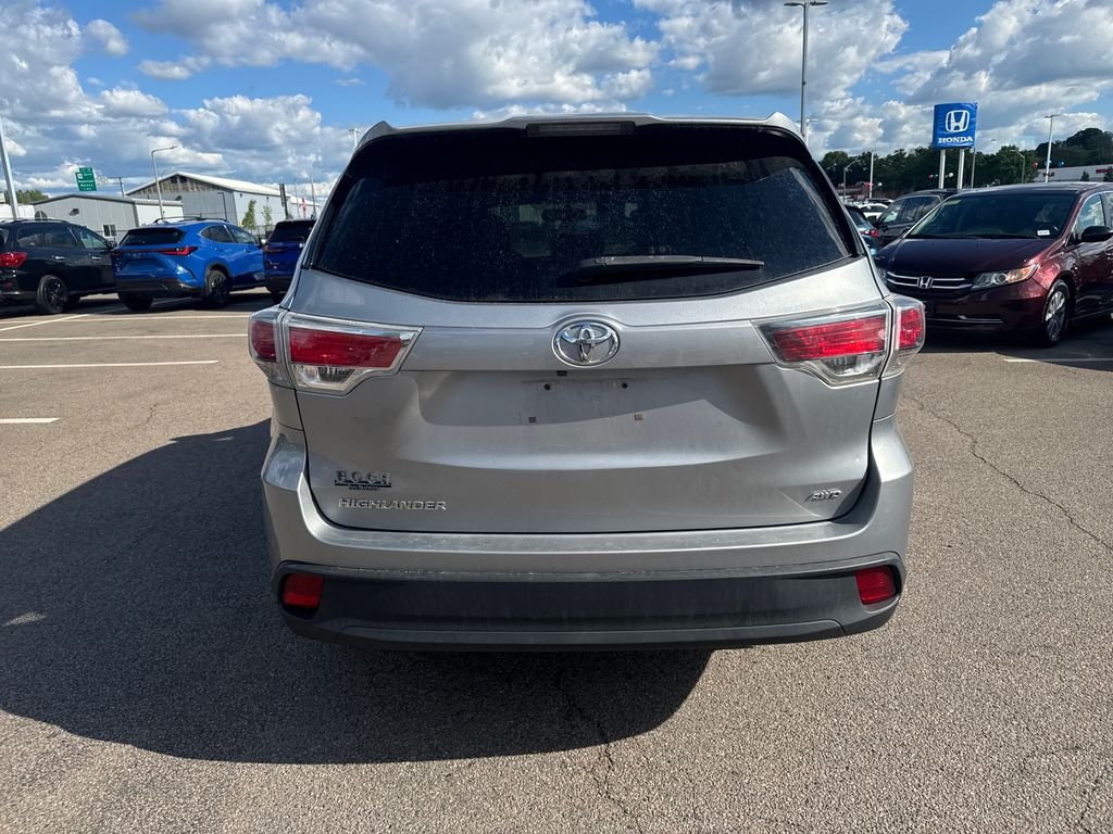 Used 2016 Silver Toyota LE V6 image 6