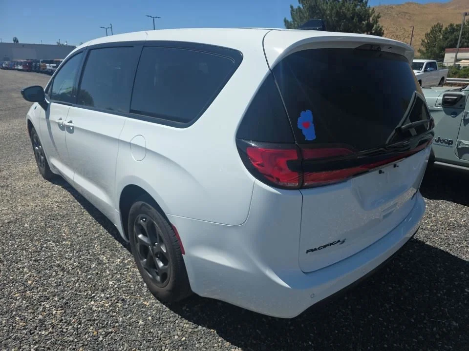 Used 2023 White Chrysler Limited image 6
