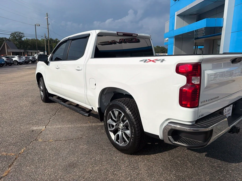 Used 2024 Summit White Chevrolet LT image 3