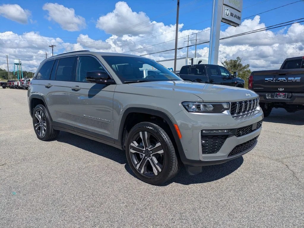 New 2027 Sting-Gray Clear-Coat Paint Jeep  image 2