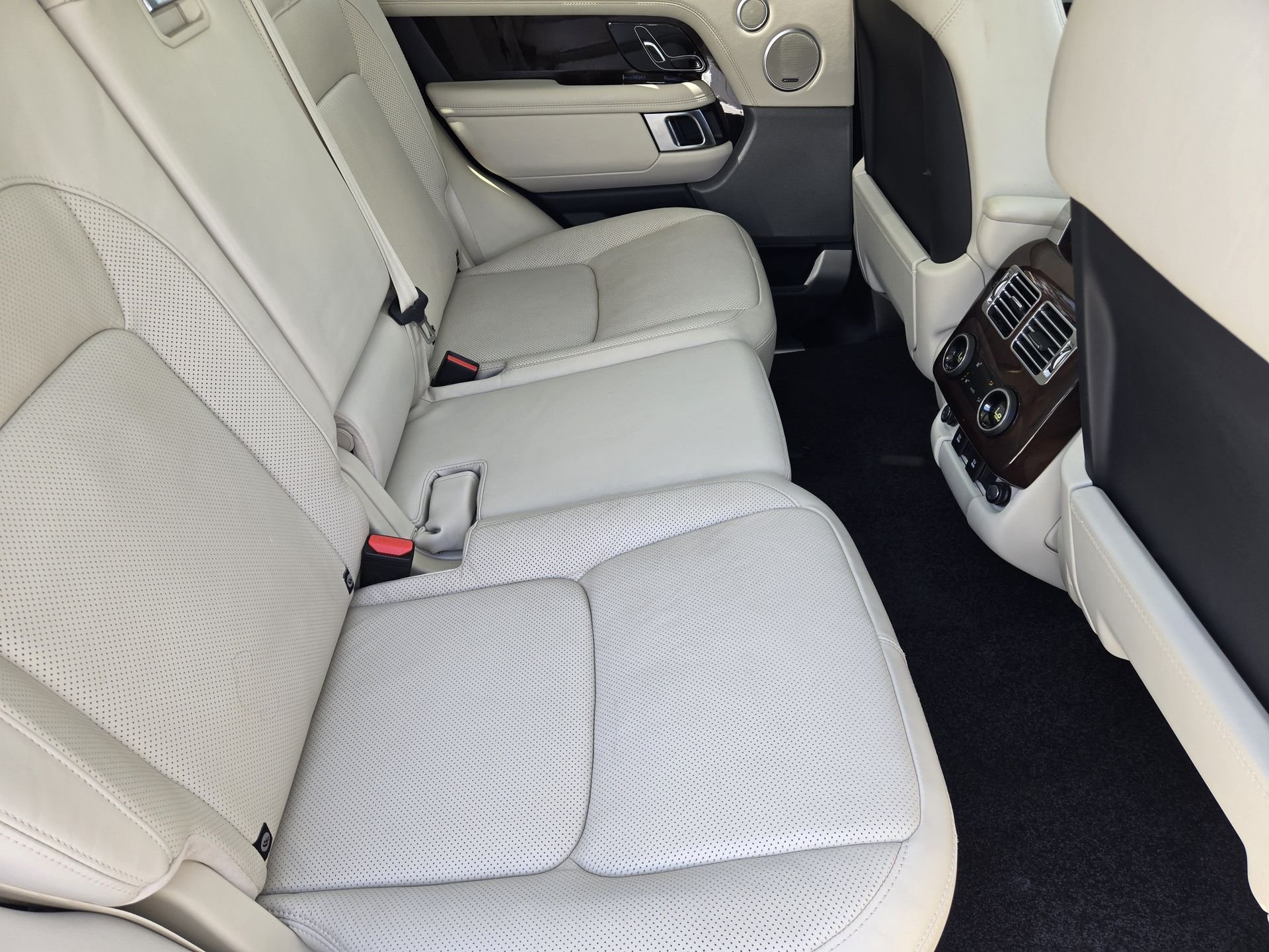 Used 2018 Fuji White Land Rover 5.0L V8 Supercharged image 28