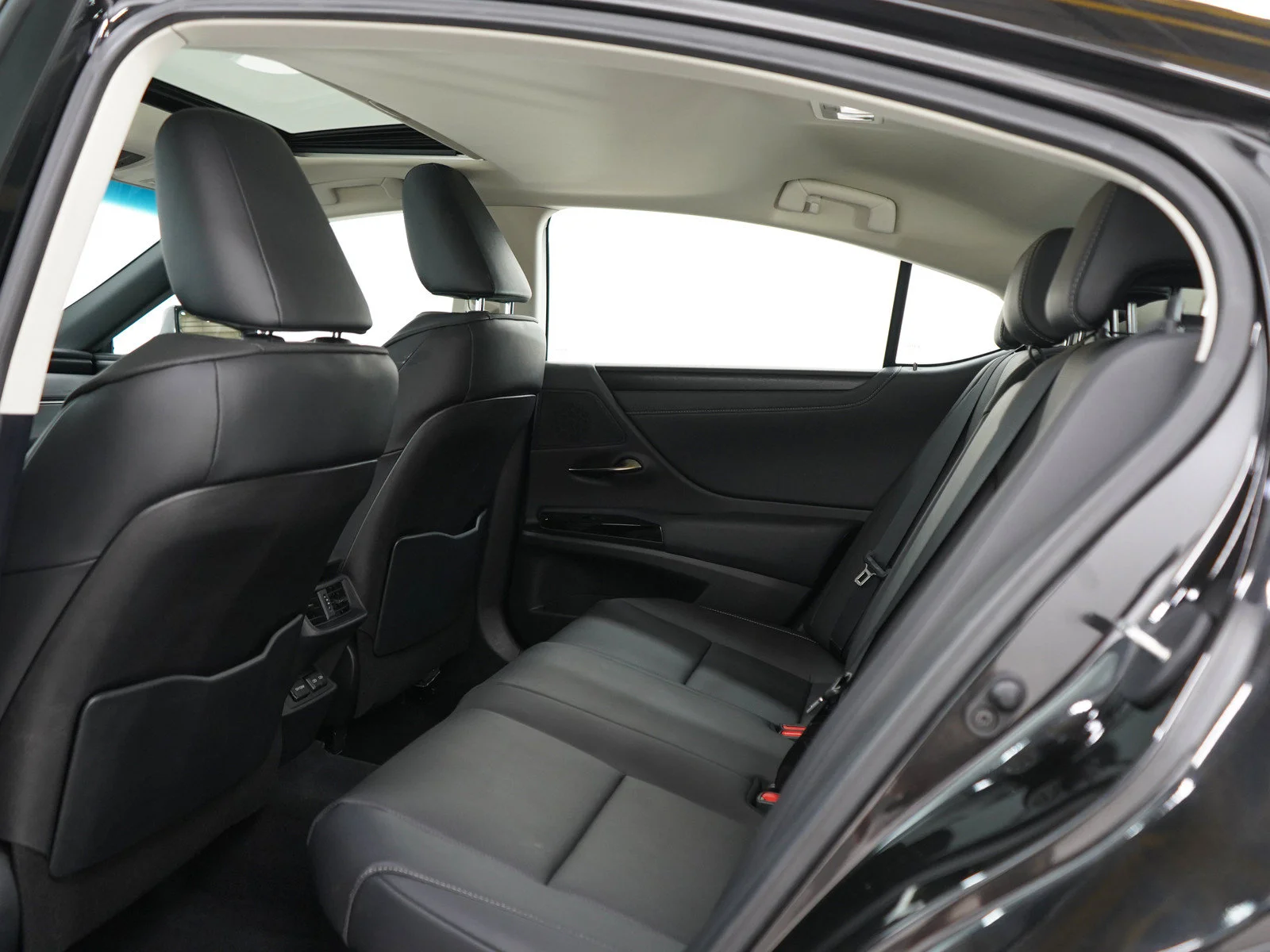 Used 2025 Obsidian Lexus 300h F SPORT Handling image 16