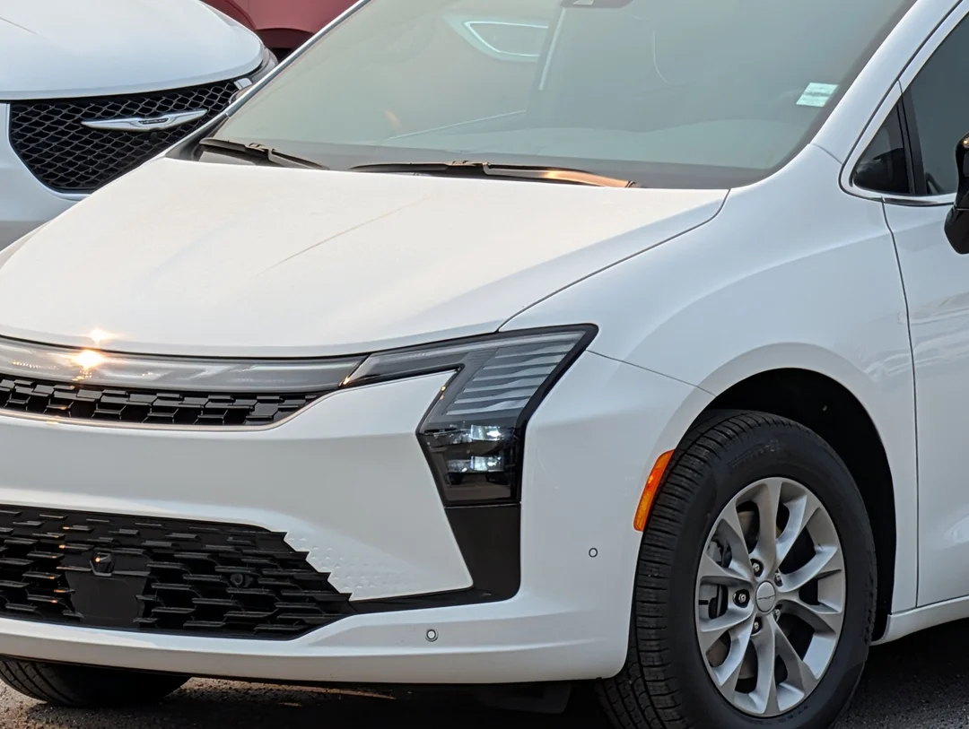 New 2027 White Chrysler Select - - AWD - 3.6L Pentastar VVT V6 - Safety Sphere Pkg w/ 360 Cam - Stow n Go Seats & More! image 10