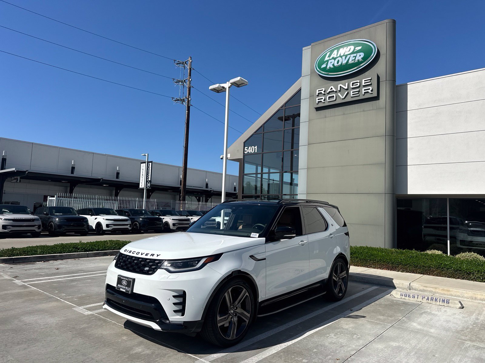 Used 2026 Fuji White Land Rover Dynamic SE image 1