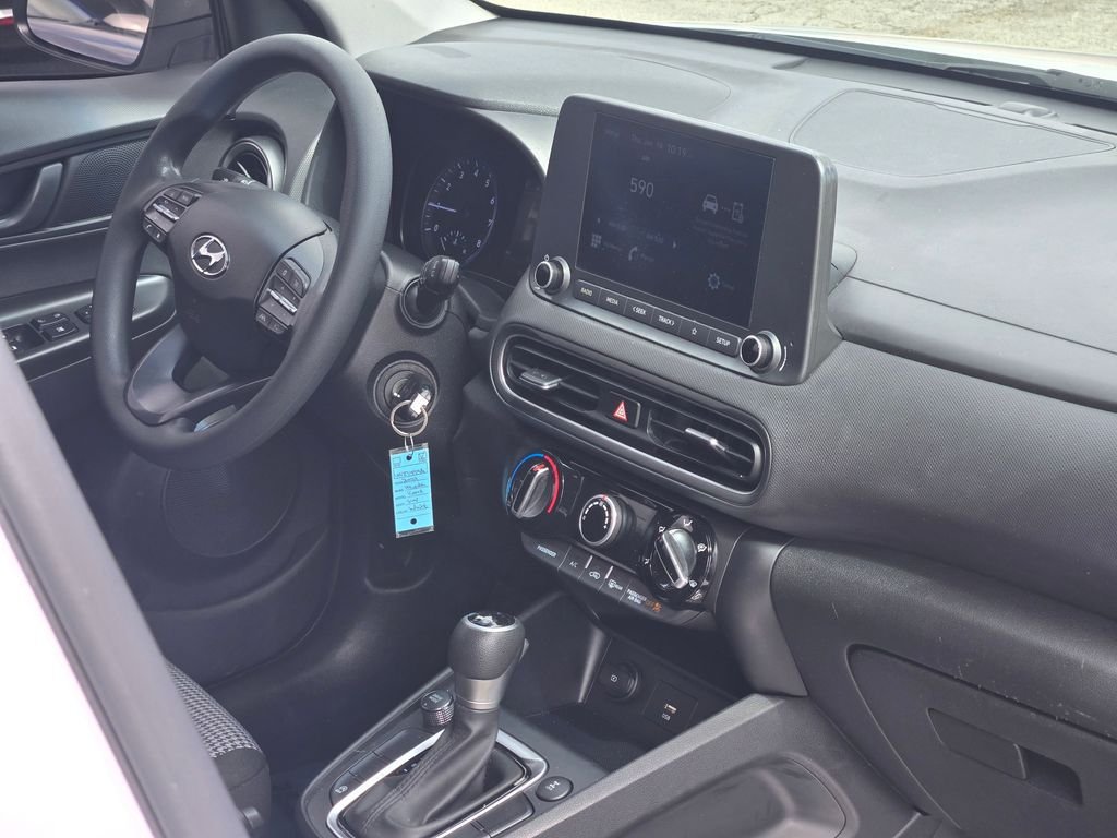 Used 2022 White Hyundai SE image 11