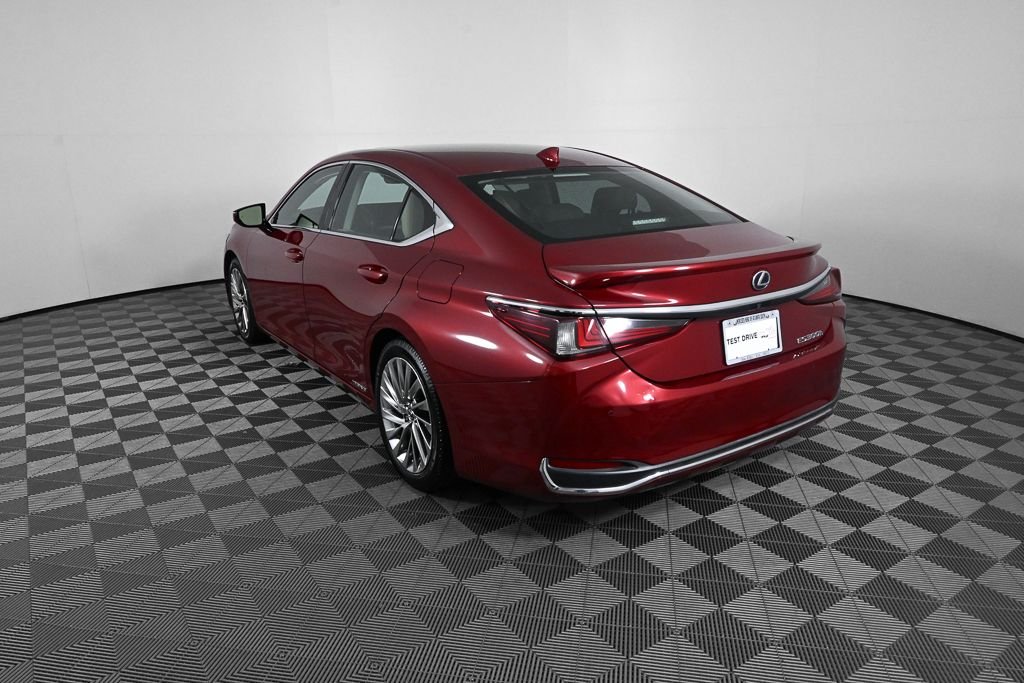 Used 2020 Red Lexus 300h Luxury image 4