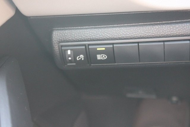 Used 2022 White Toyota LE image 17