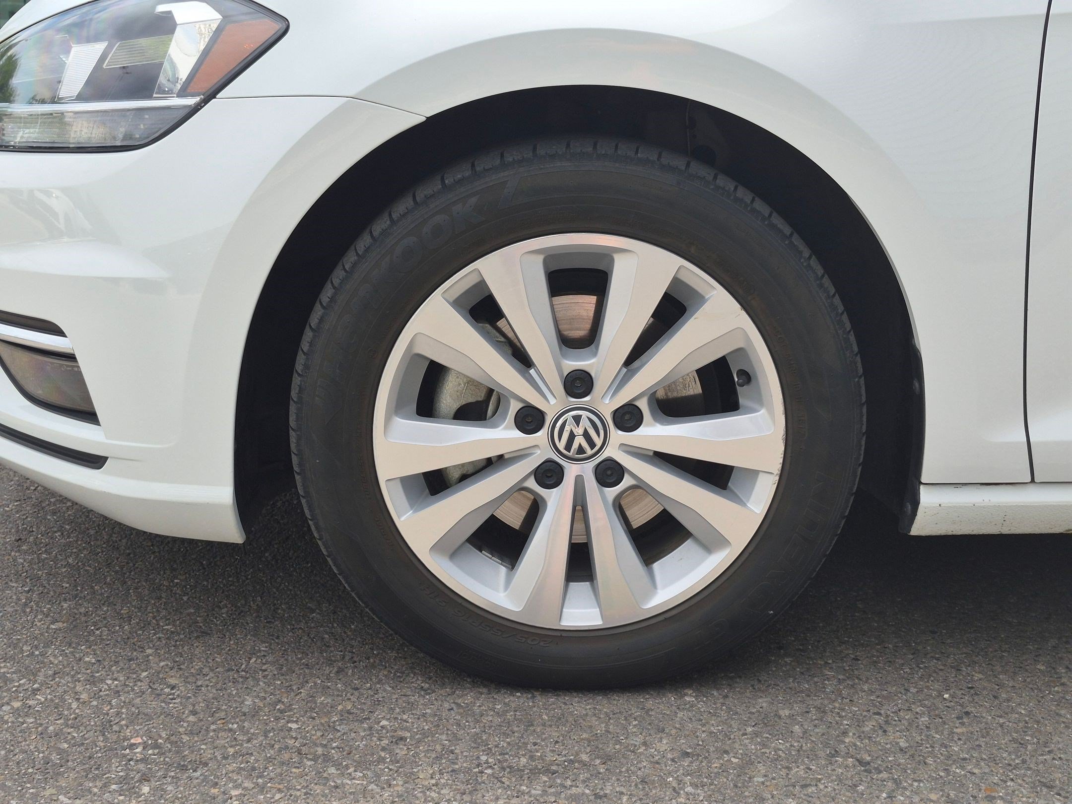 Used 2018 Pure White Volkswagen S image 10