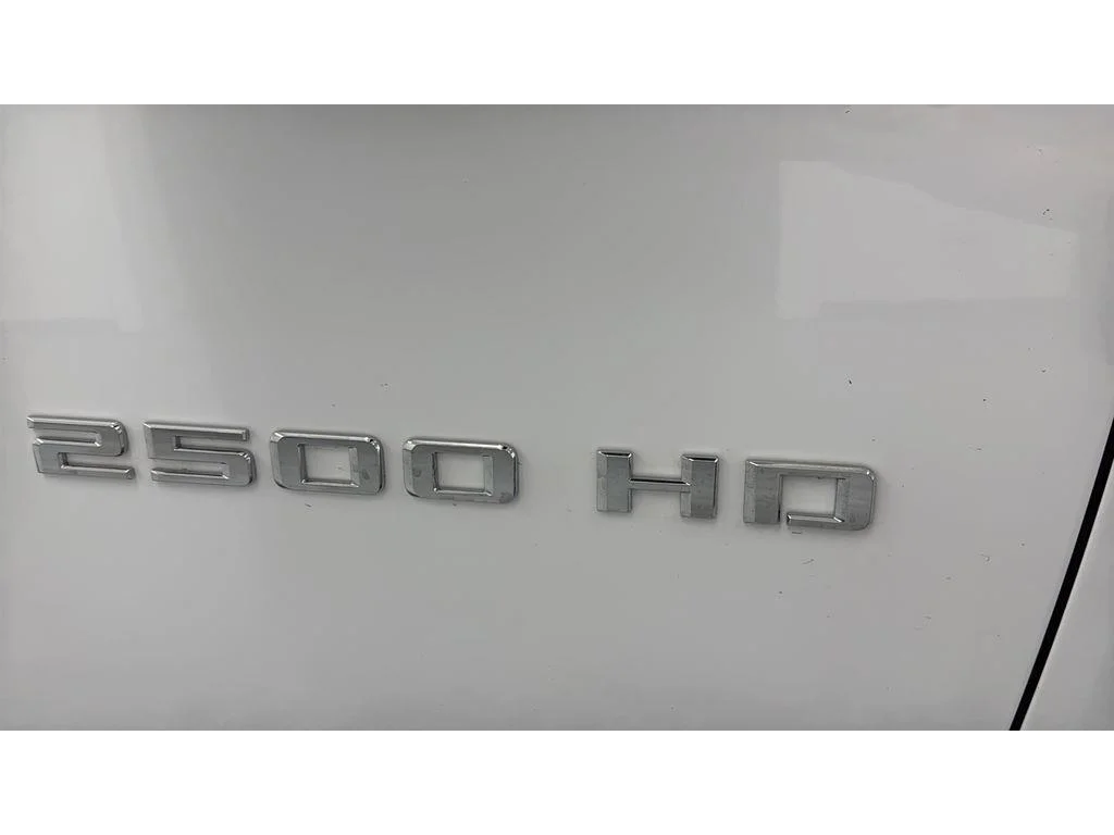 Used 2025 Summit White Chevrolet LT image 3