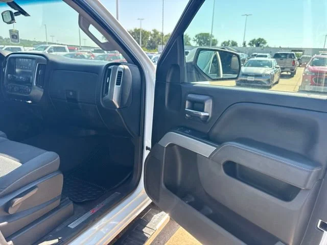 Used 2018 SUMMIT WHITE Chevrolet LT image 23
