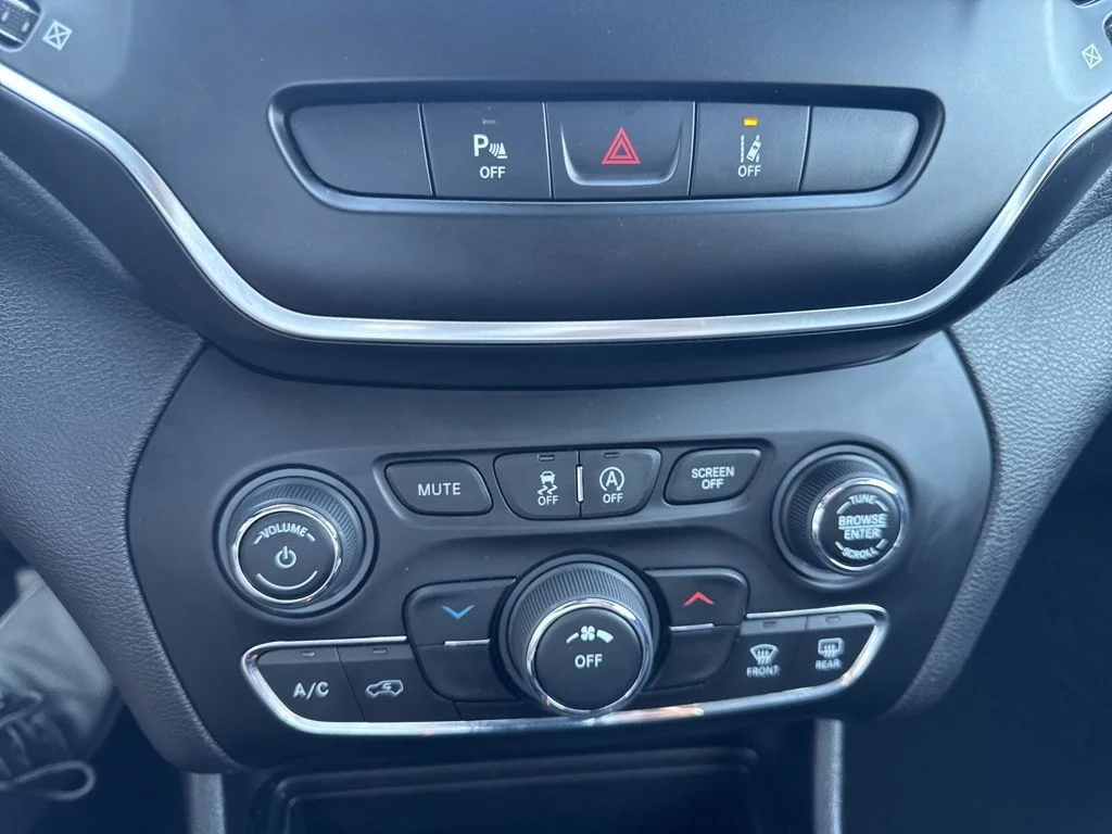 Used 2021 Green Jeep Latitude Lux image 7