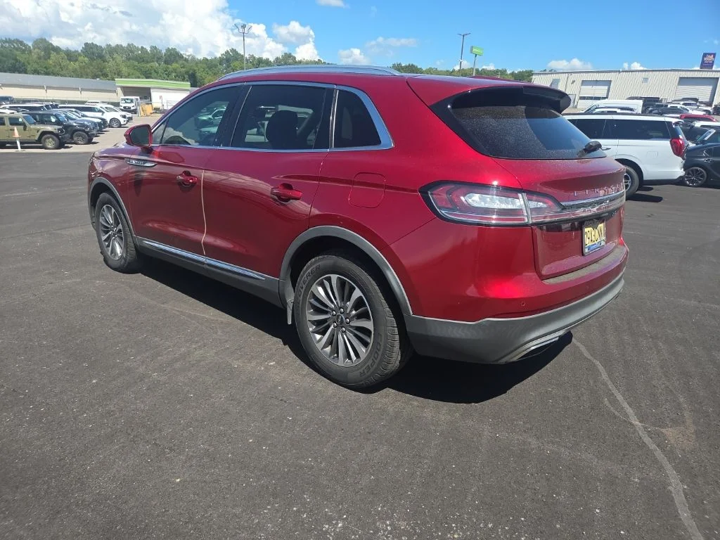 Used 2019 Red Lincoln Select image 10