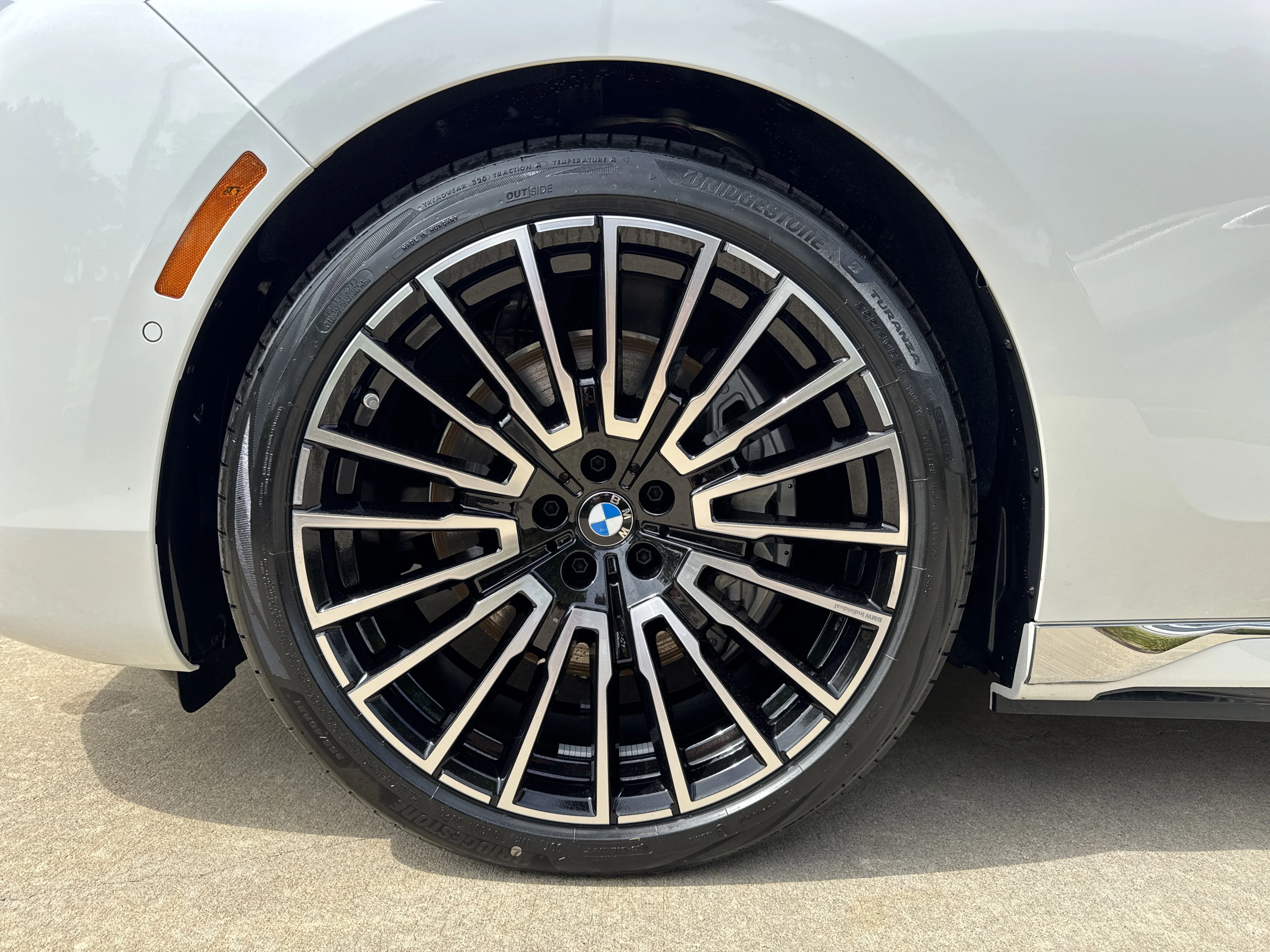 New 2026 MINERAL WHITE BMW xDrive60 image 26