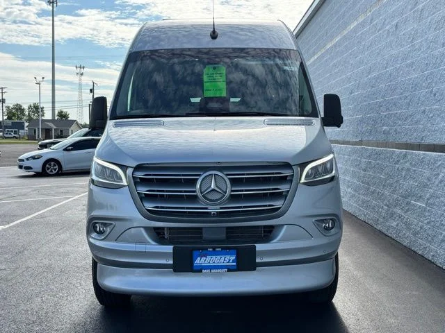 New 2027 Silver Mercedes-Benz Discovery Touring image 6