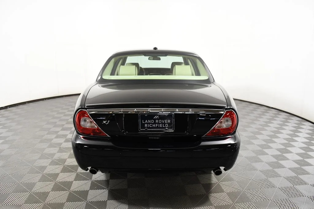 Used 2009 Ebony Jaguar L image 5