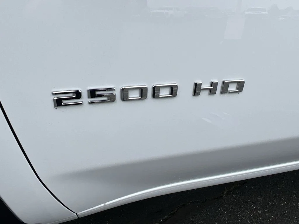 New 2026 Summit White Chevrolet WT image 32