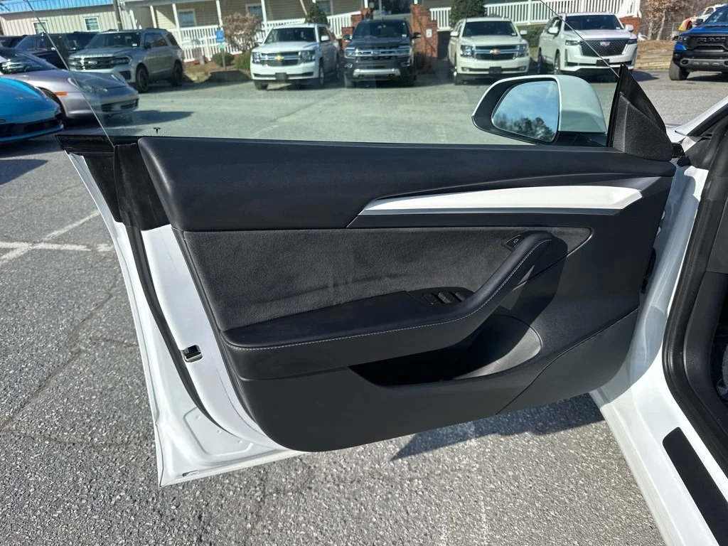 Used 2022 White Tesla Base image 28
