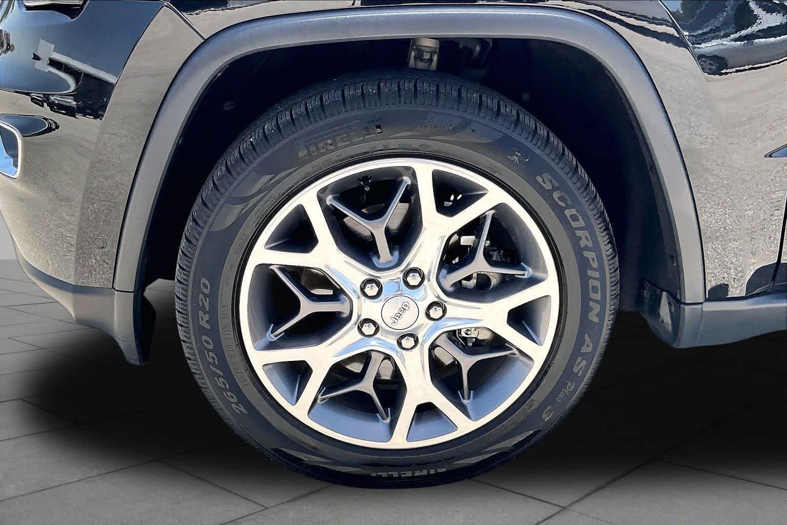 Used 2022 Diamond Black Crystal Pearlcoat Jeep Limited image 11
