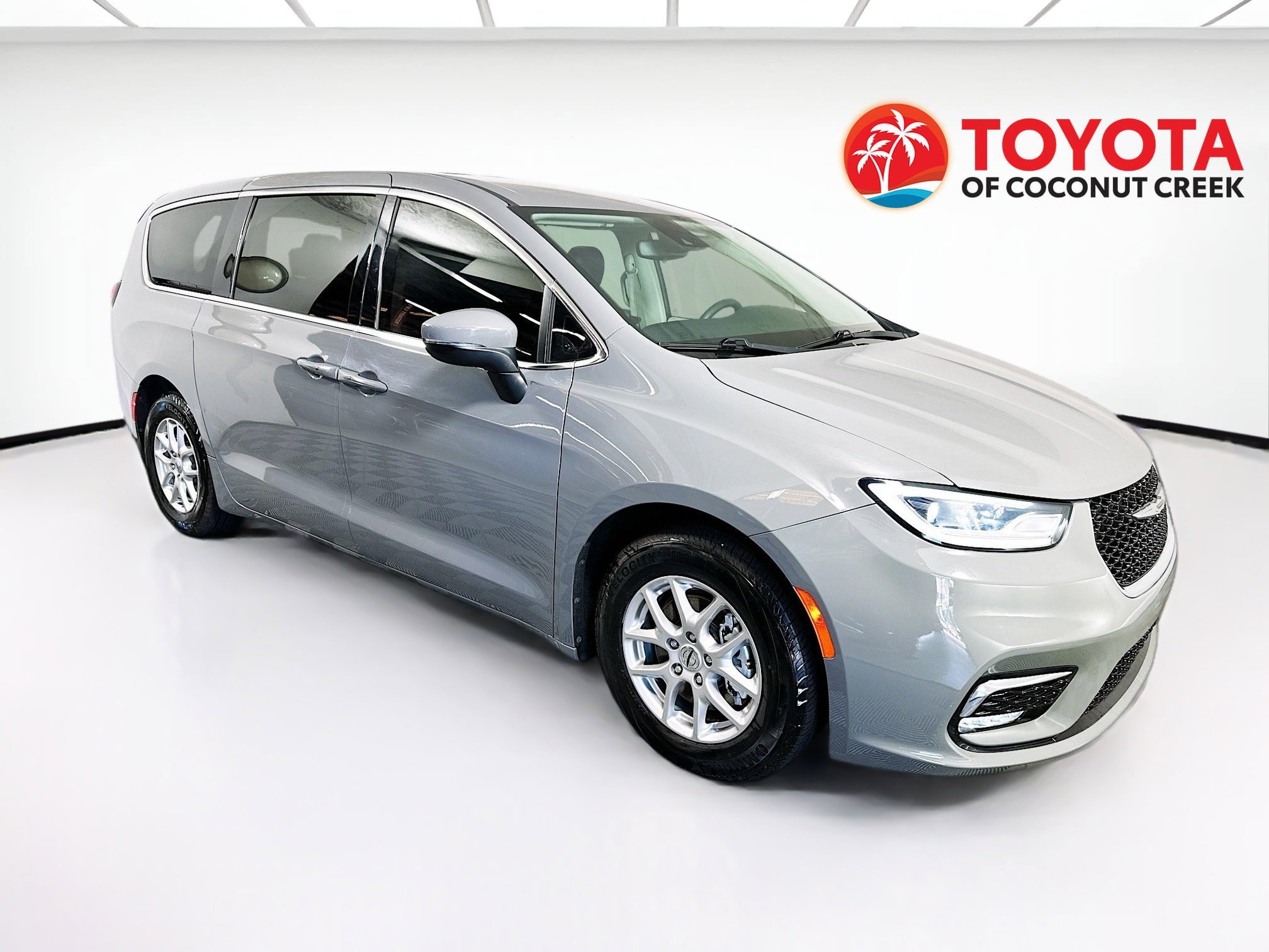 2023 Chrysler Pacifica Touring L's photo