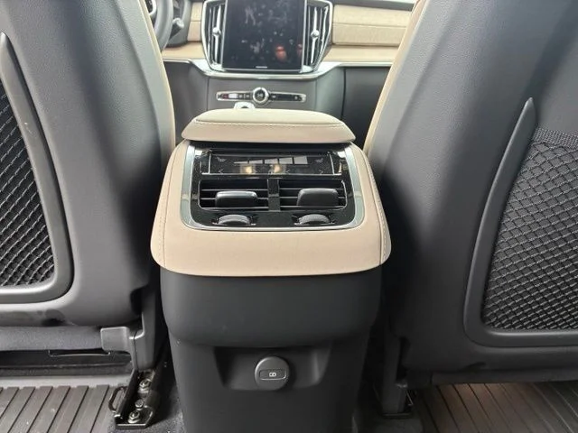 New 2026 Crystal White Volvo Plus image 25