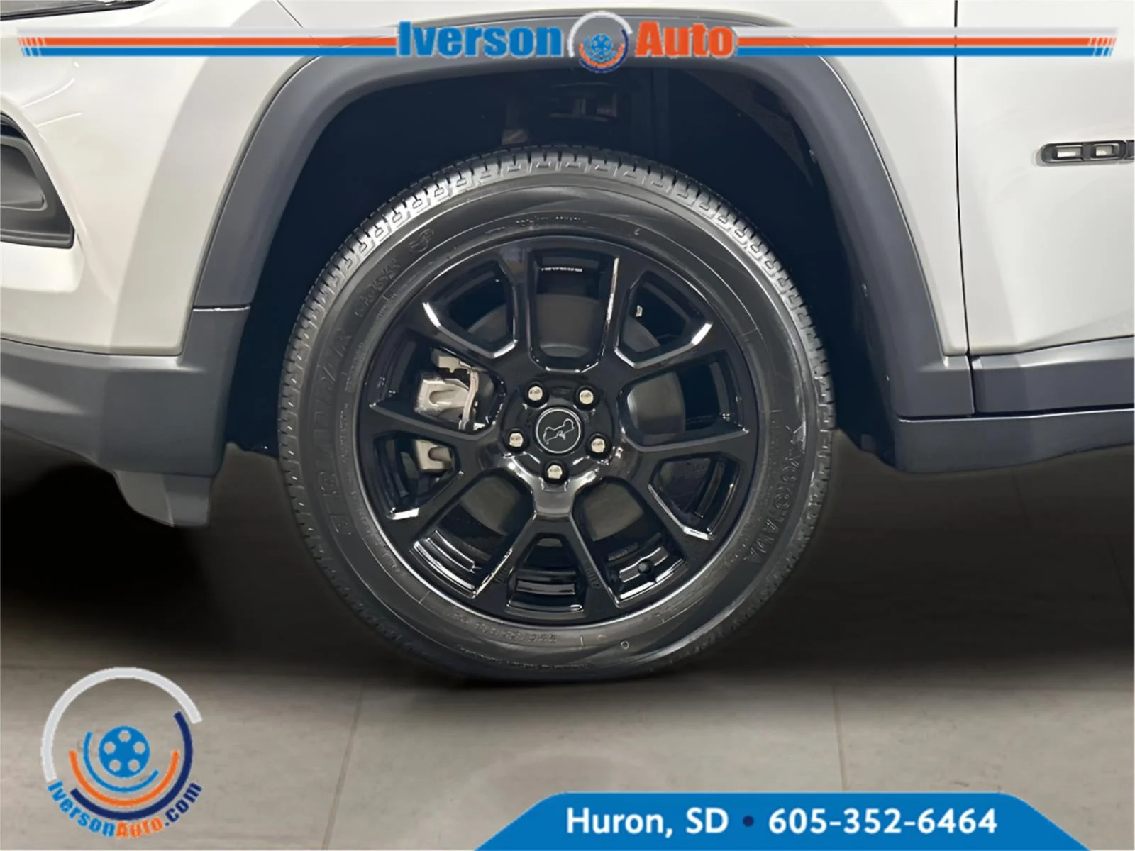 New 2026 Silver Zynith Metallic Clear-Coat Exterior Paint Jeep Latitude Altitude image 7