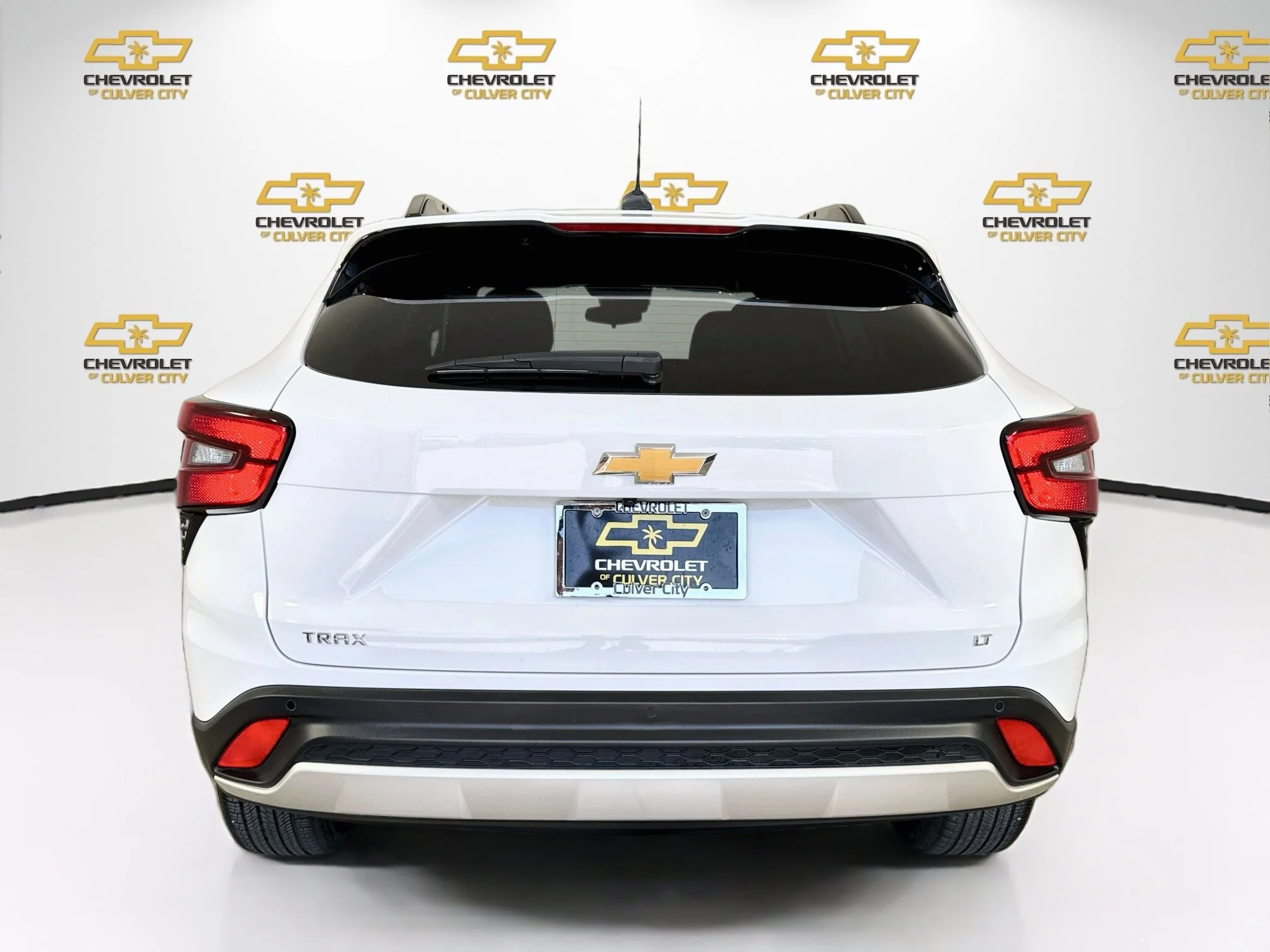 Used 2025 Summit White Chevrolet LT image 7