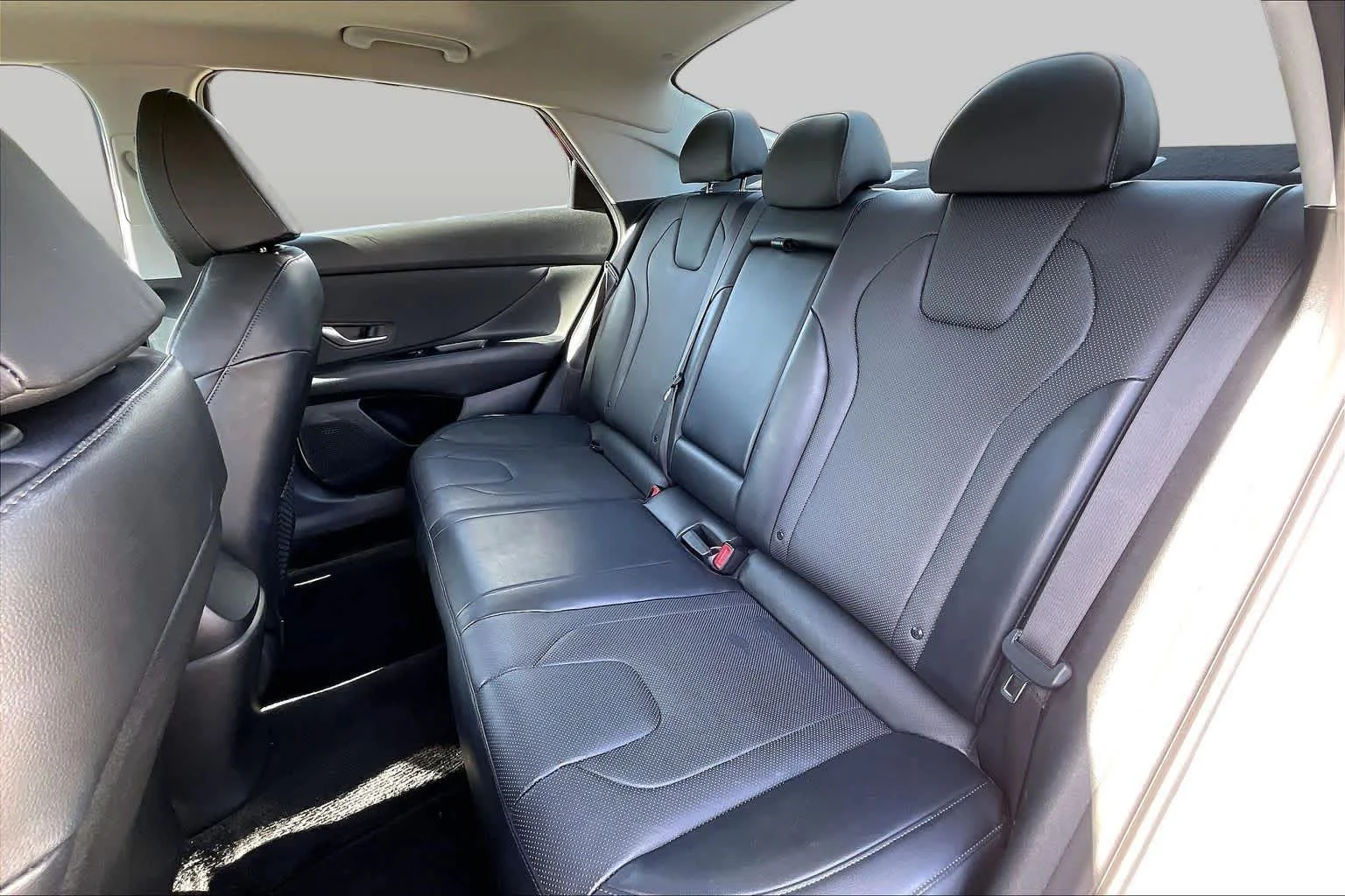 Used 2023 Lunar White Hyundai Limited image 19