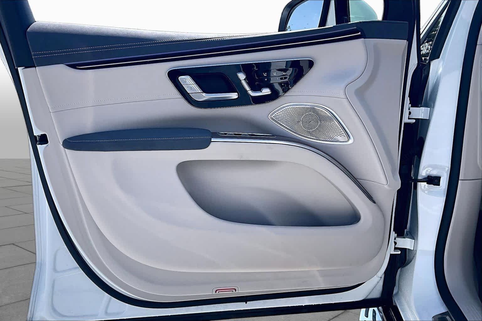 Used 2023 Polar White Mercedes-Benz EQS 580 image 21