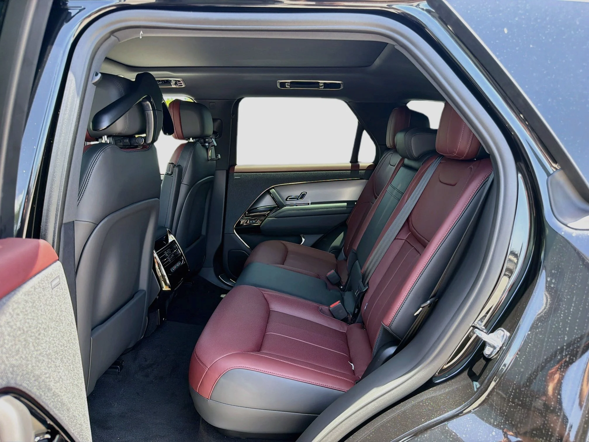 New 2026 Santorini Black Land Rover Dynamic SE image 22