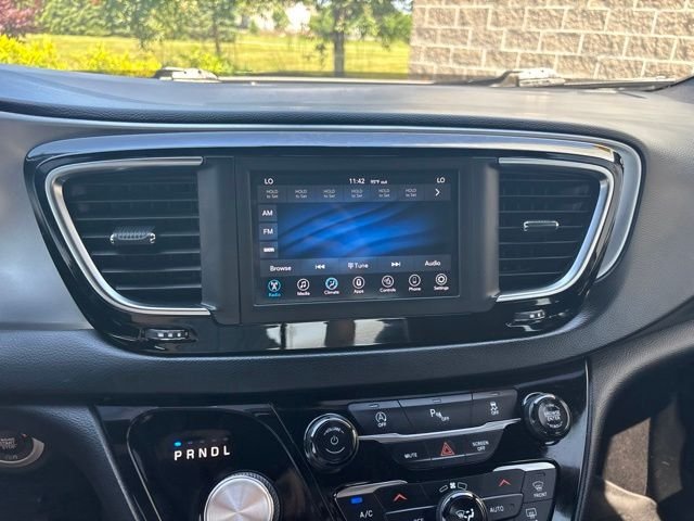 Used 2019 Bright White Clearcoat Chrysler Touring L image 22
