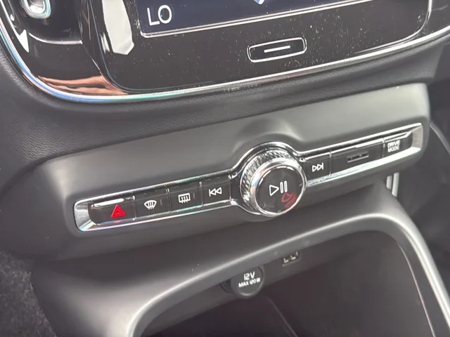 Used 2019 White Volvo R-Design image 25