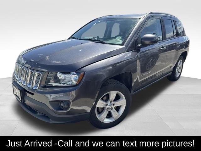Used 2015 Granite Crystal Clearcoat Metallic Jeep Latitude image 1