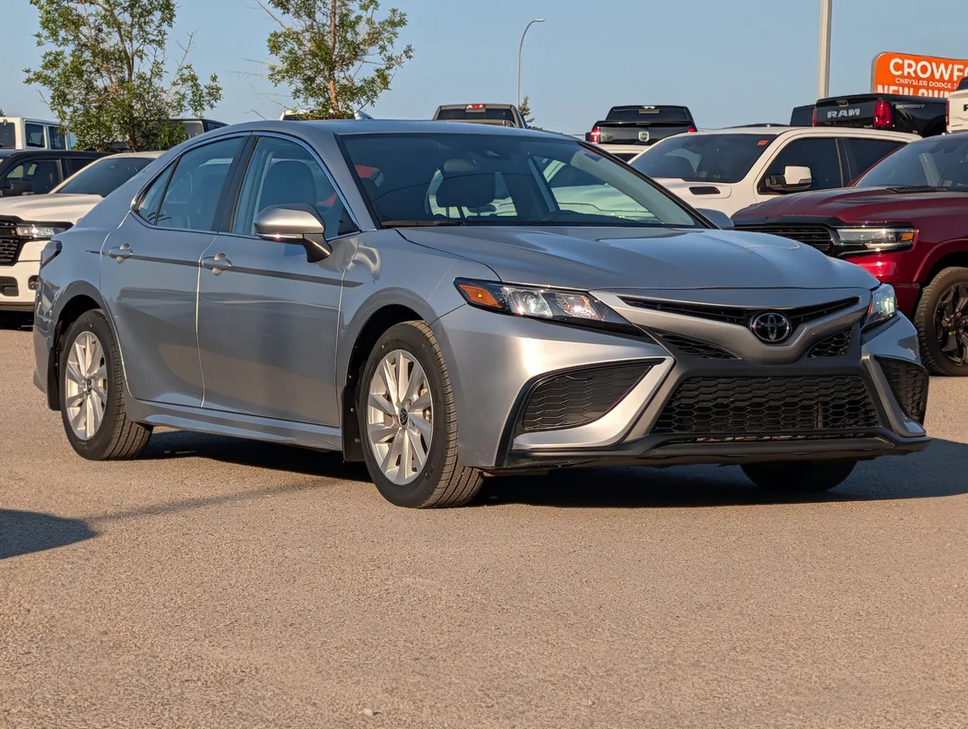 Certified Used 2024 Silver Toyota SE - - FWD - Heated Seats & Wheel - 7 Touchscreen - Apple CarPlay - Android Auto & More! image 2
