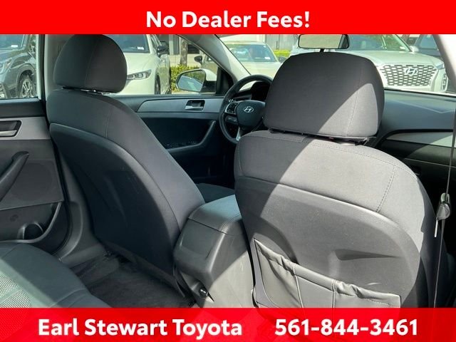 Used 2018 White Hyundai SE image 25