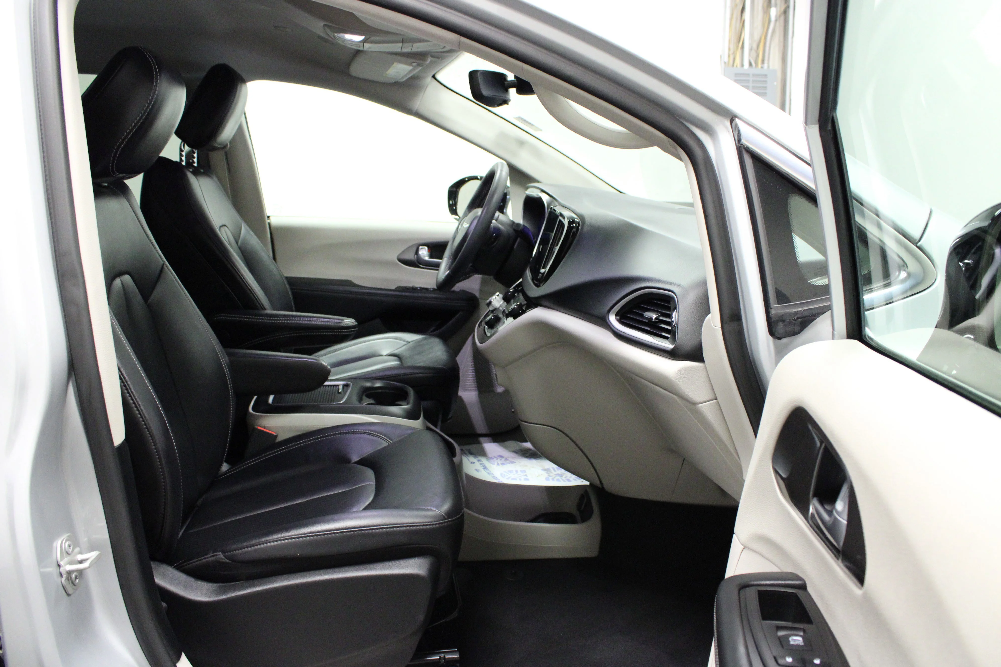 Used 2024 Silver Mist Clearcoat Chrysler Touring L image 17