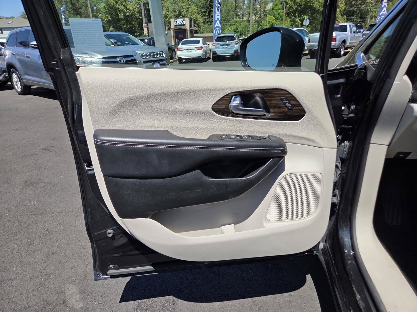 Used 2023 Brilliant Black Crystal Pearlcoat Chrysler Limited image 12