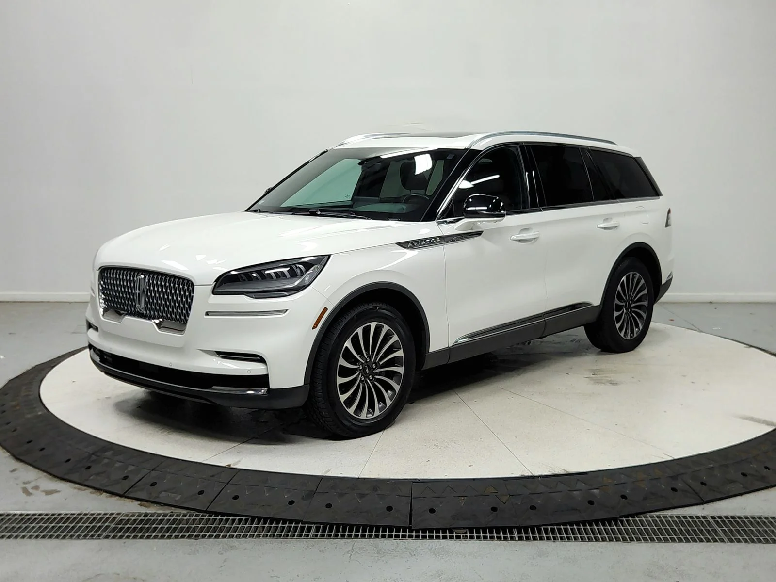 Used 2023 White Lincoln Reserve image 4