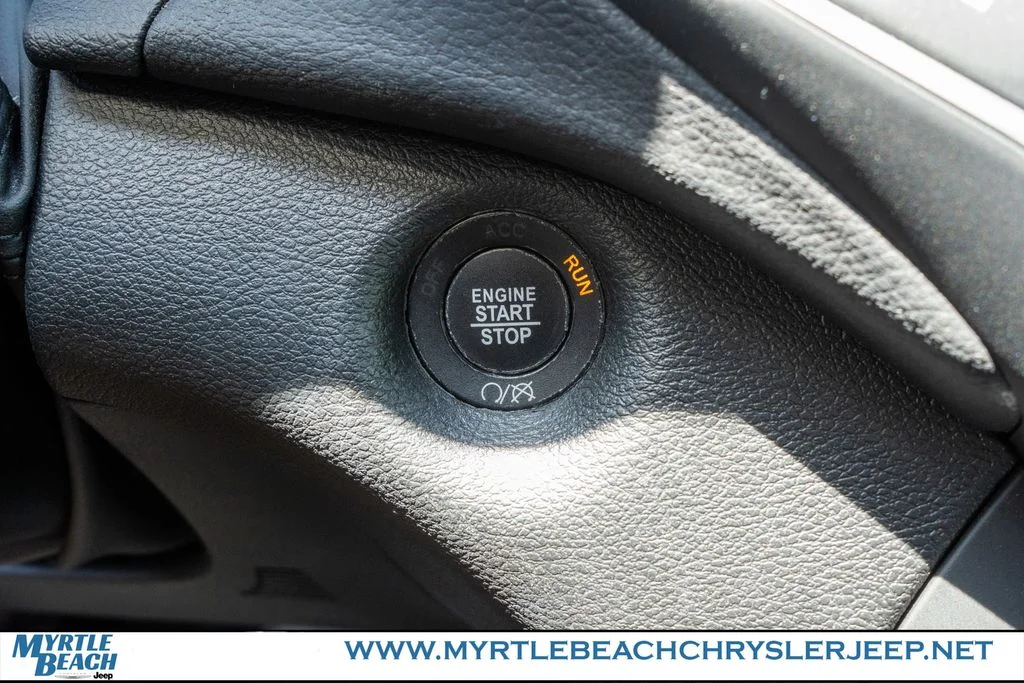 Certified Used 2022 Diamond Black Jeep Latitude Lux image 28